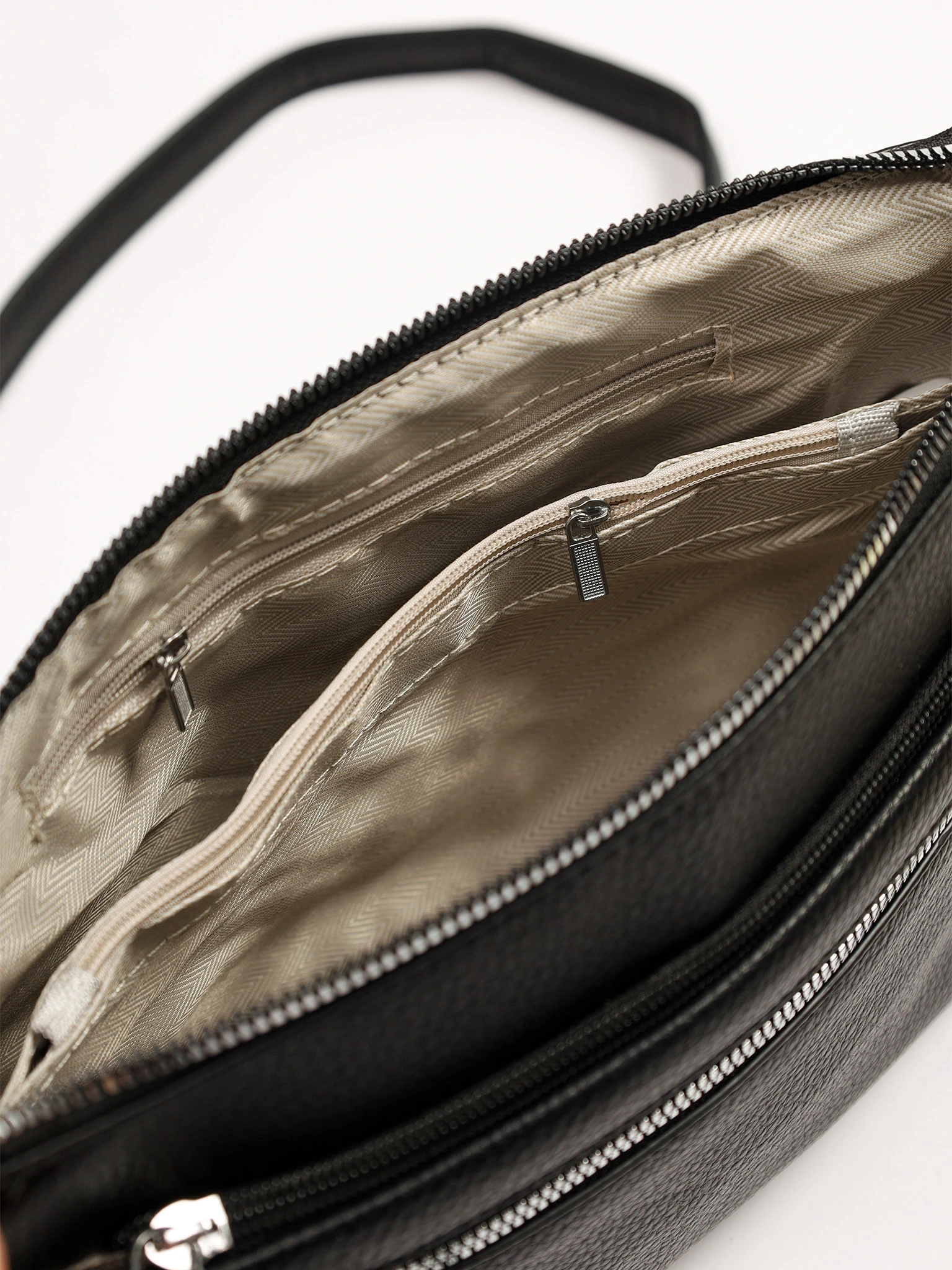 Сумка-кроссбоди с декоративным пуллером в ассортименте